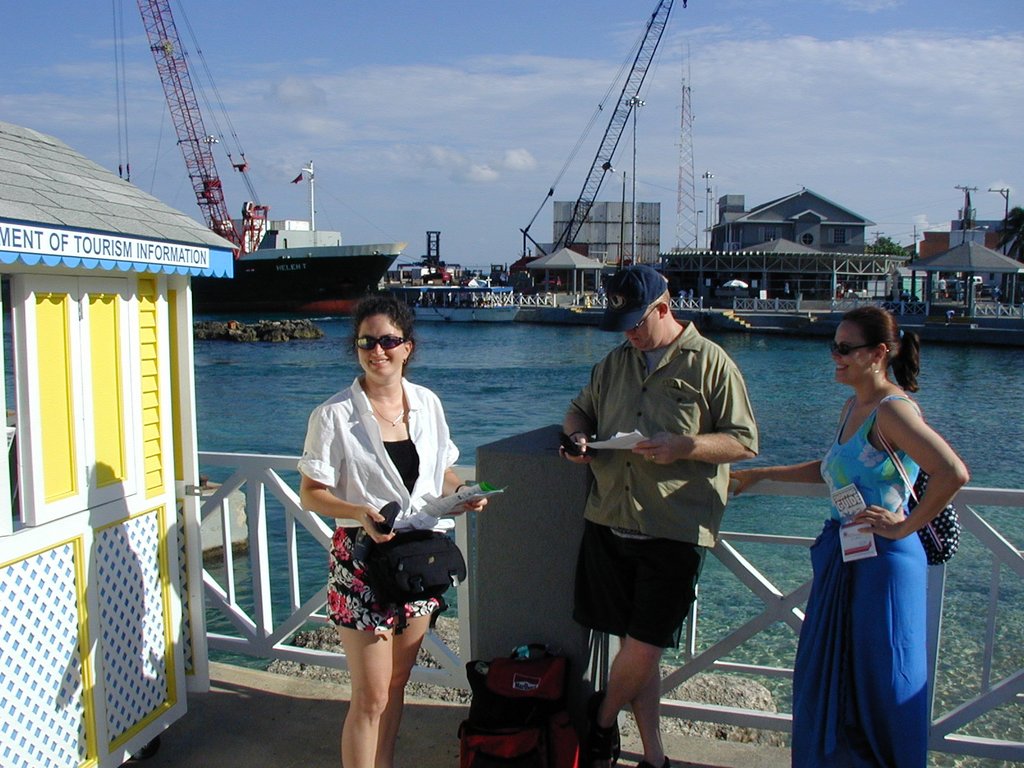 2002/08(August)/10th-Anniversary-Cruise-Rhapsody-of-the-Seas/1024x768_2002-08-08-01-Grand-Cayman-Mark-Kay-Suzi-scuba-buddies-from-ship.JPG