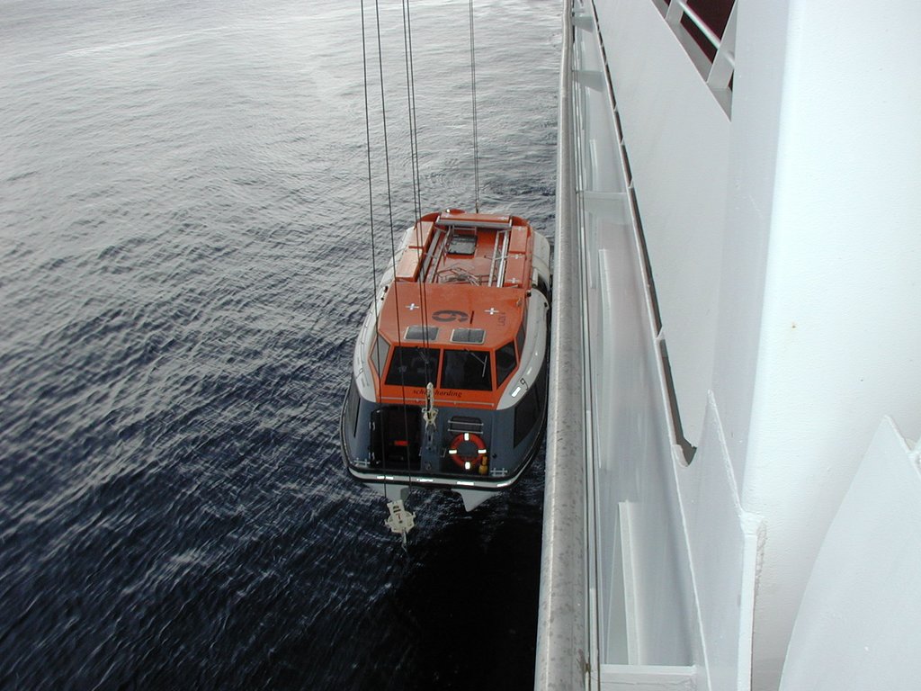 2002-08-08-19-Grand-Cayman-raising-tender-boat-on-ship.JPG