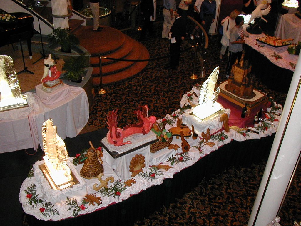 2002/08(August)/10th-Anniversary-Cruise-Rhapsody-of-the-Seas/1024x768_2002-08-08-24-midnight-buffet.JPG