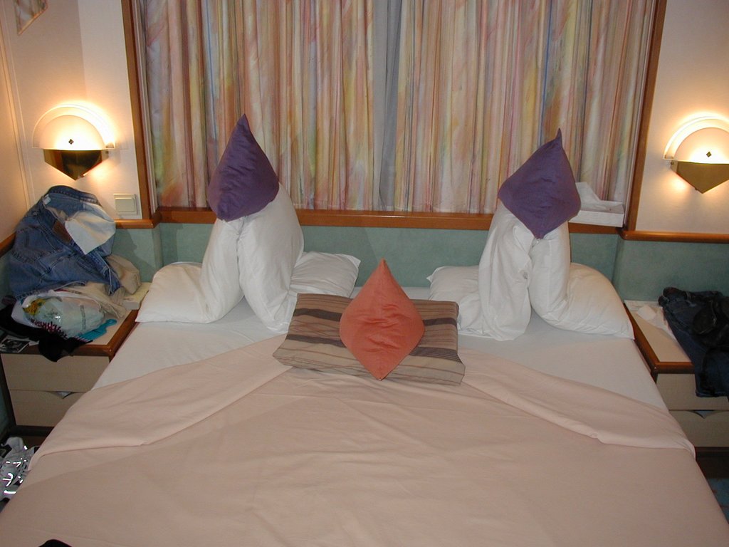 2002/08(August)/10th-Anniversary-Cruise-Rhapsody-of-the-Seas/1024x768_2002-08-10-03-fun-with-pillows.JPG