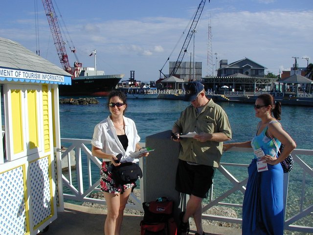 2002-08-08-01-Grand-Cayman-Mark-Kay-Suzi-scuba-buddies-from-ship.JPG