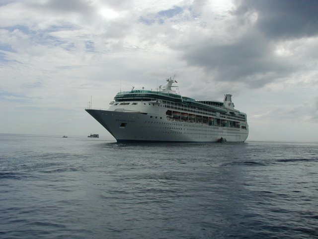 2002/08(August)/10th-Anniversary-Cruise-Rhapsody-of-the-Seas/640x480_2002-08-08-16-Grand-Cayman-view-from-tender-Rhapsody.JPG