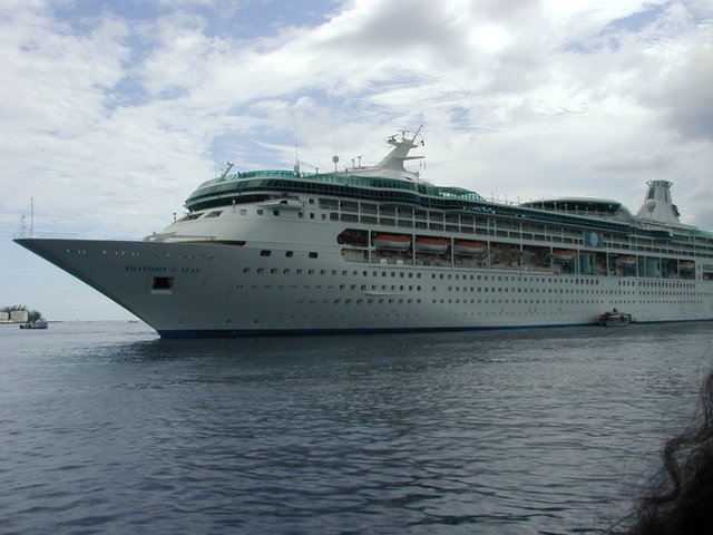 2002/08(August)/10th-Anniversary-Cruise-Rhapsody-of-the-Seas/640x480_2002-08-08-17-Grand-Cayman-view-from-tender-Rhapsody.JPG