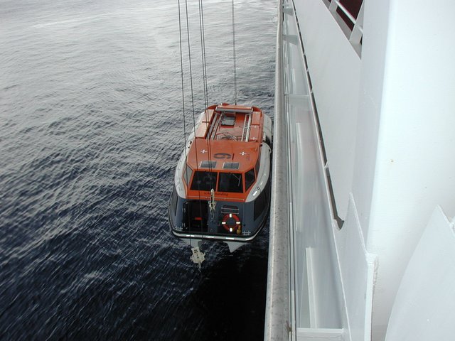 2002-08-08-19-Grand-Cayman-raising-tender-boat-on-ship.JPG
