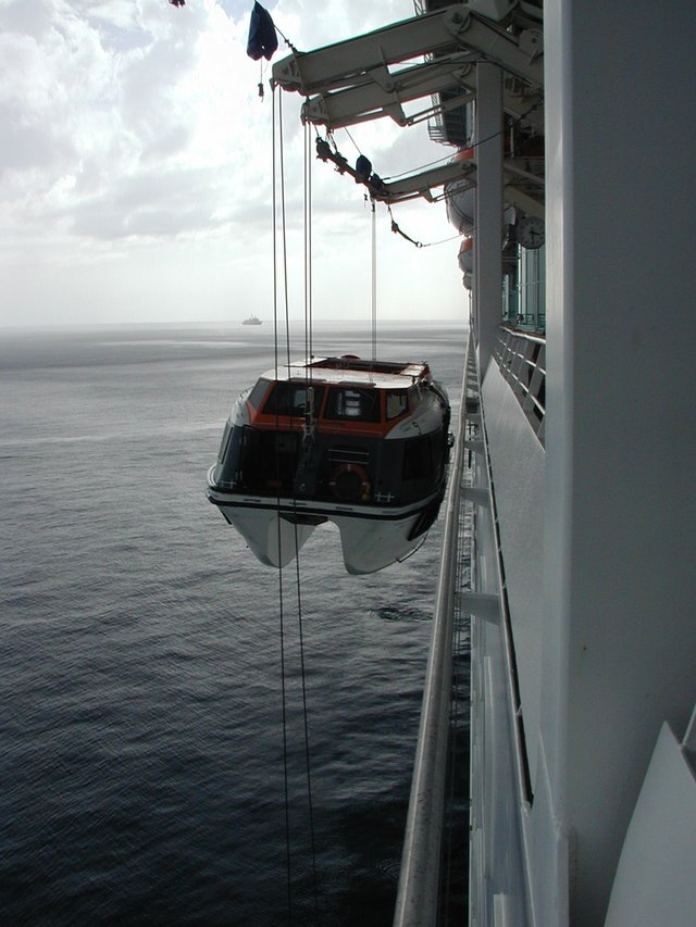 2002-08-08-20-Grand-Cayman-raising-tender-boat-on-ship.JPG