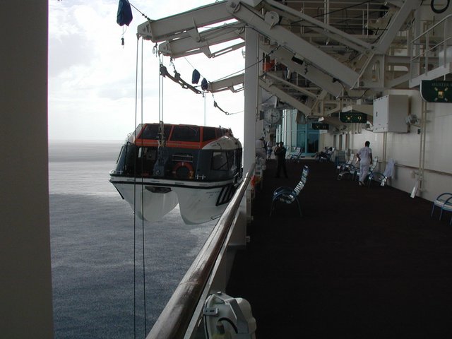 2002-08-08-21-Grand-Cayman-raising-tender-boat-on-ship.JPG