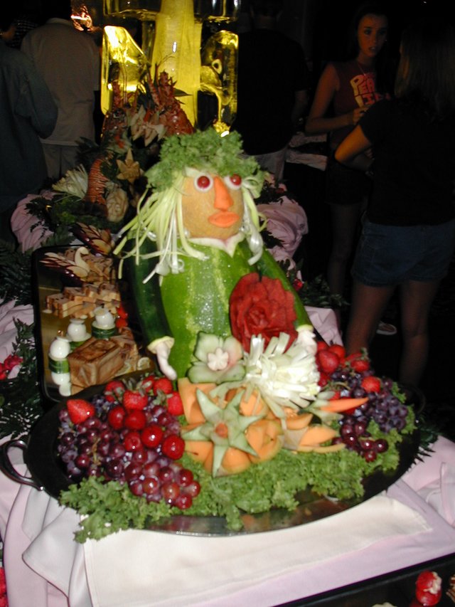 2002/08(August)/10th-Anniversary-Cruise-Rhapsody-of-the-Seas/640x480_2002-08-08-32-midnight-buffet.JPG