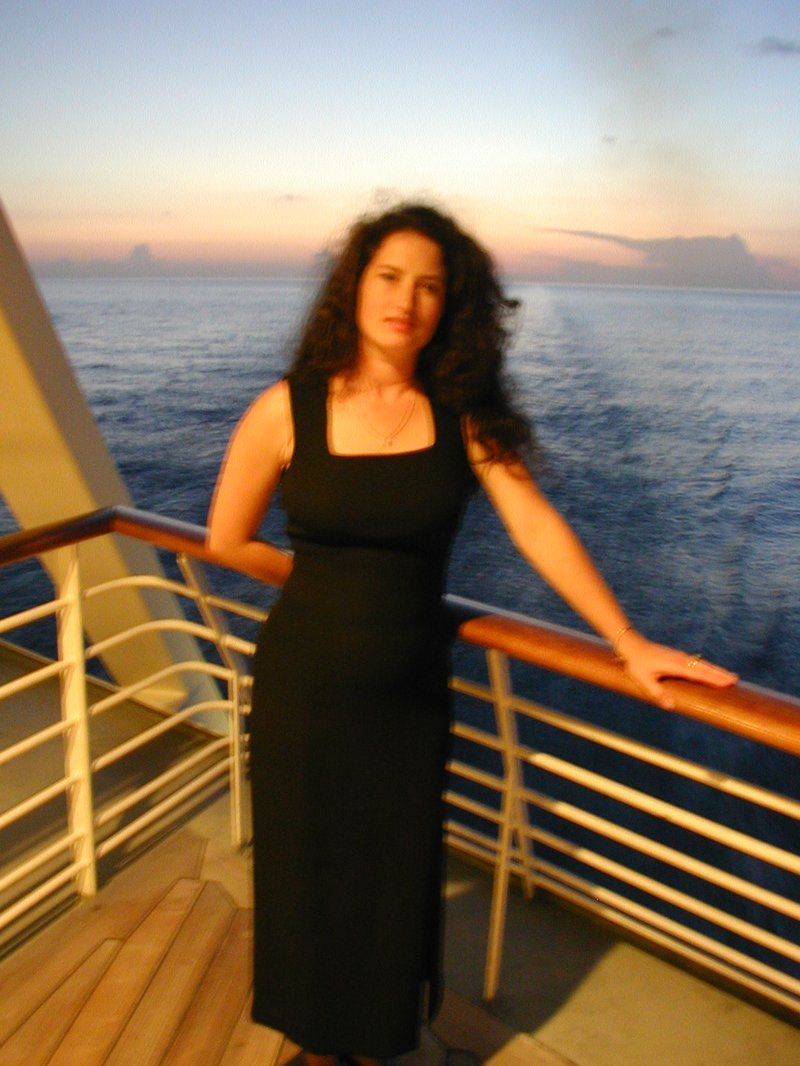 2002/08(August)/10th-Anniversary-Cruise-Rhapsody-of-the-Seas/800x600_2002-08-05-12-Suzi-formal-deck.JPG