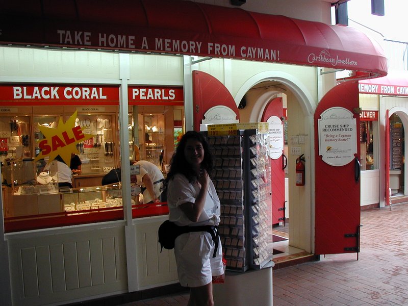 2002/08(August)/10th-Anniversary-Cruise-Rhapsody-of-the-Seas/800x600_2002-08-08-09-Grand-Cayman-Suzi-bought-gold-anklet.JPG