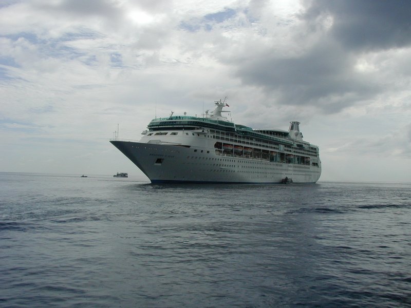 2002/08(August)/10th-Anniversary-Cruise-Rhapsody-of-the-Seas/800x600_2002-08-08-16-Grand-Cayman-view-from-tender-Rhapsody.JPG