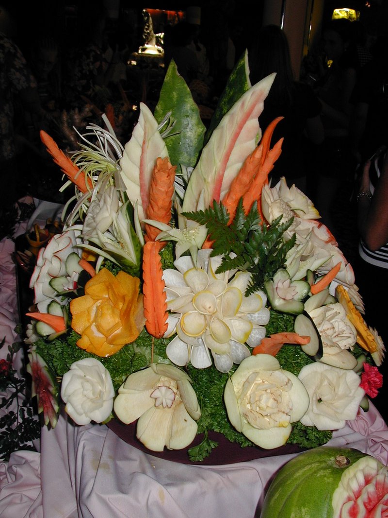 2002/08(August)/10th-Anniversary-Cruise-Rhapsody-of-the-Seas/800x600_2002-08-08-31-midnight-buffet.JPG