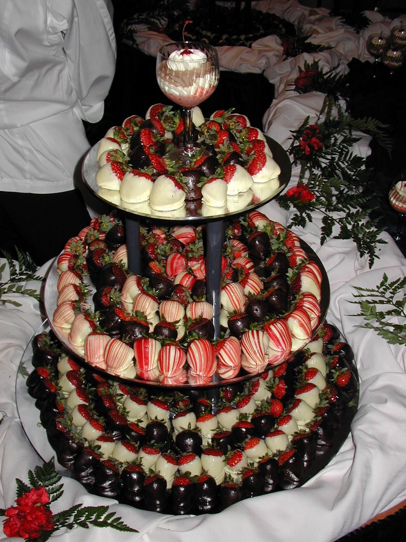 2002/08(August)/10th-Anniversary-Cruise-Rhapsody-of-the-Seas/800x600_2002-08-08-34-midnight-buffet.JPG