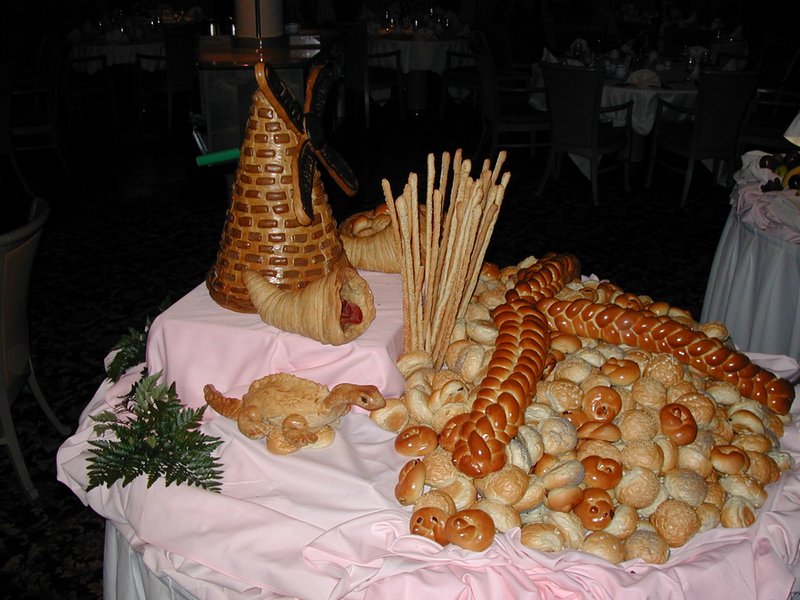 2002/08(August)/10th-Anniversary-Cruise-Rhapsody-of-the-Seas/800x600_2002-08-08-36-midnight-buffet.JPG