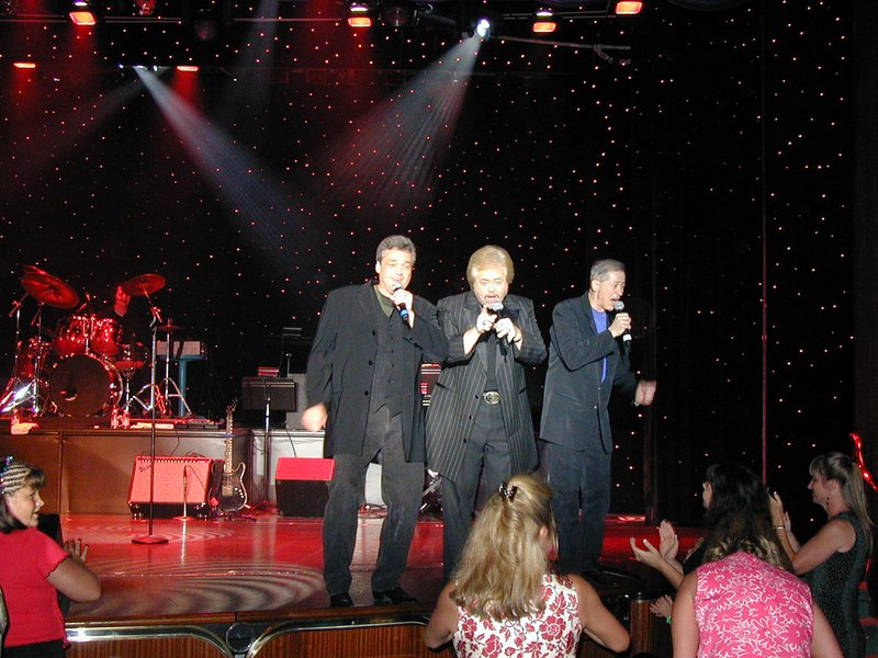 2002/08(August)/10th-Anniversary-Cruise-Rhapsody-of-the-Seas/800x600_2002-08-09-15-Osmonds.JPG