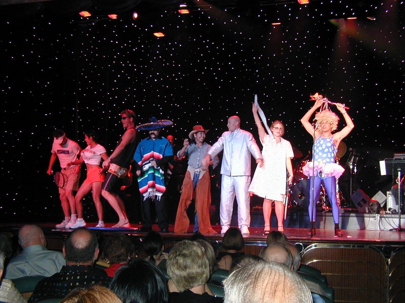 2002/08(August)/10th-Anniversary-Cruise-Rhapsody-of-the-Seas/800x600_2002-08-10-07-farewell-from-Rhapsody-of-Seas-Crew.JPG