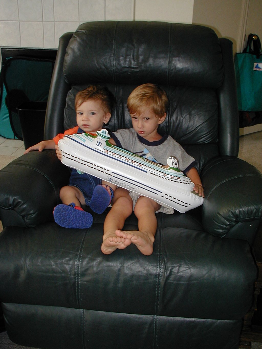 2002/08(August)/Misc/1024x768_2002-08-11-Chance-Dax-ships-3.JPG