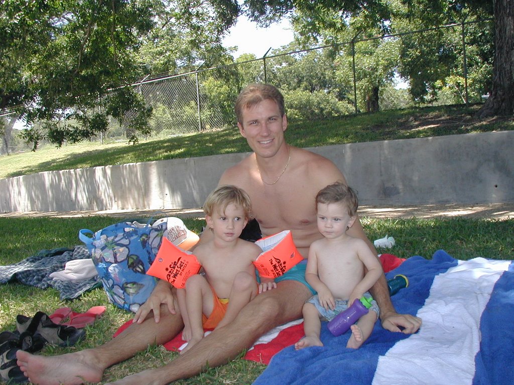 2002/08(August)/Misc/1024x768_2002-08-25-15-Chance-Travis-Dax.JPG