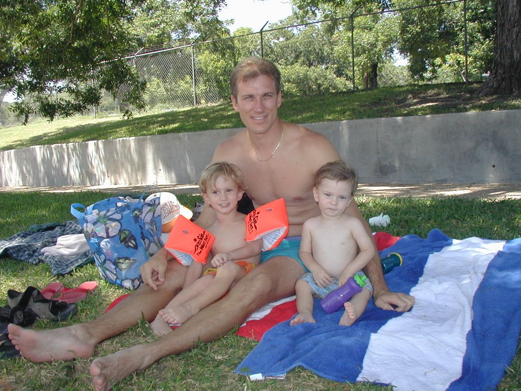 2002/08(August)/Misc/1024x768_2002-08-25-16-Chance-Travis-Dax.JPG