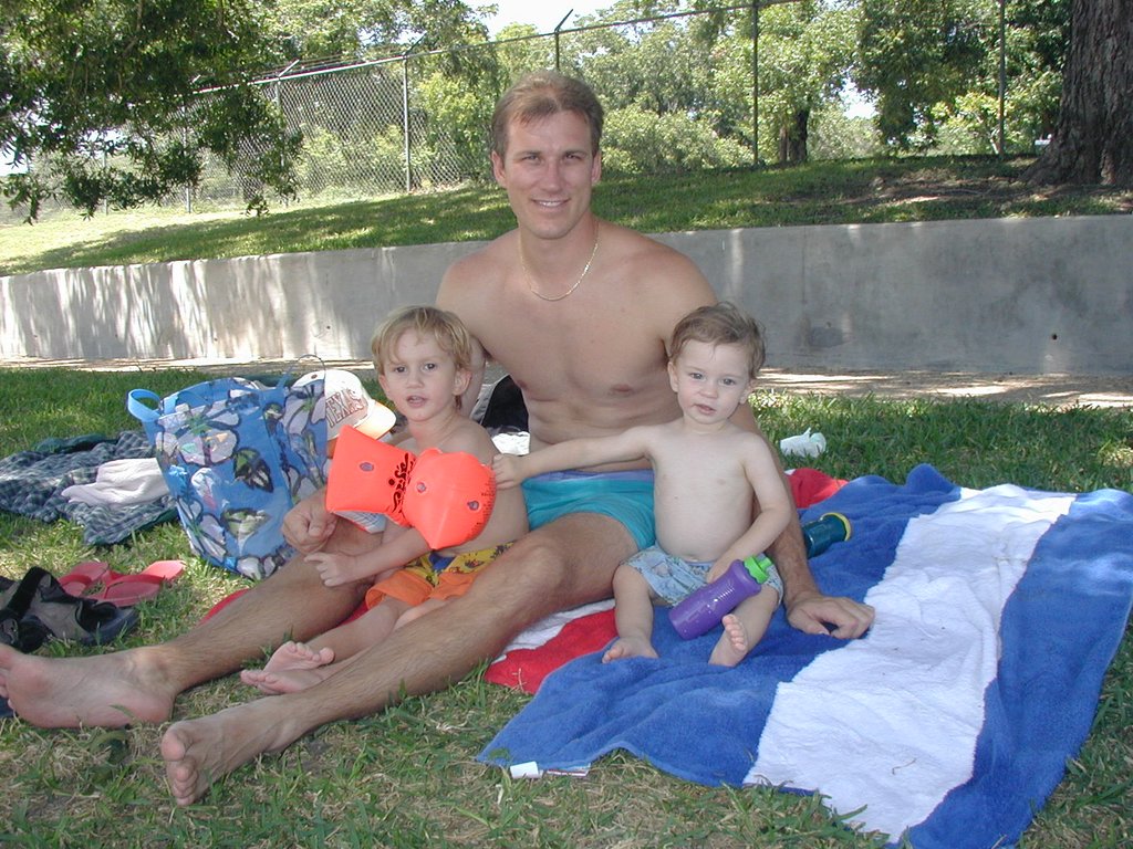 2002/08(August)/Misc/1024x768_2002-08-25-17-Chance-Travis-Dax.JPG
