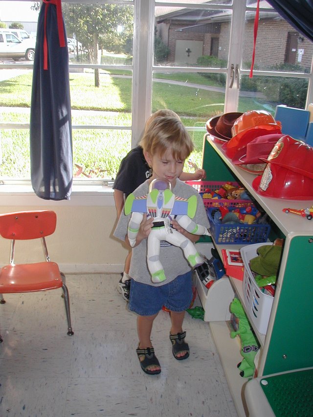 2002/08(August)/Misc/640x480_2002-08-27-First-day-School-St-Marks-3-Chance.JPG