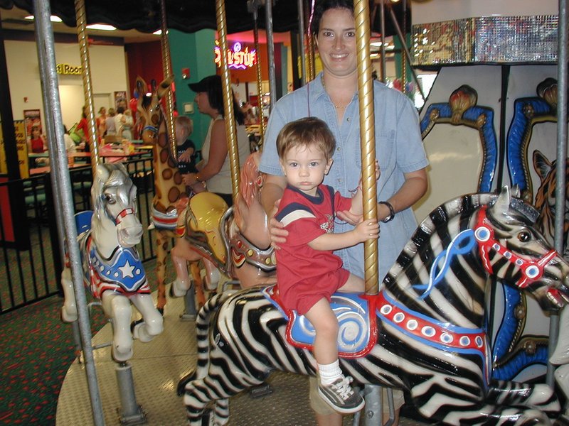 2002/08(August)/Misc/800x600_2002-08-17-Emily-Bday-4-Dax-Suzi.JPG