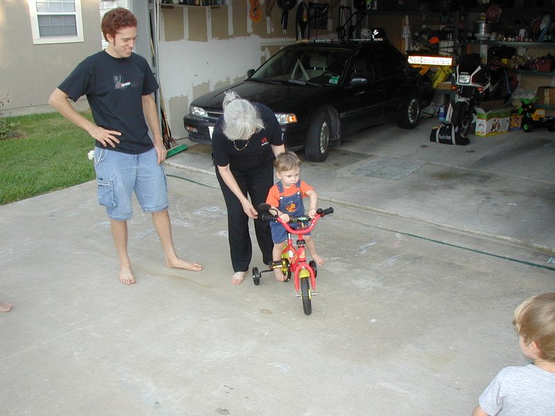 2002-08-23-04-Mark-Grammy-Dax-bike.JPG