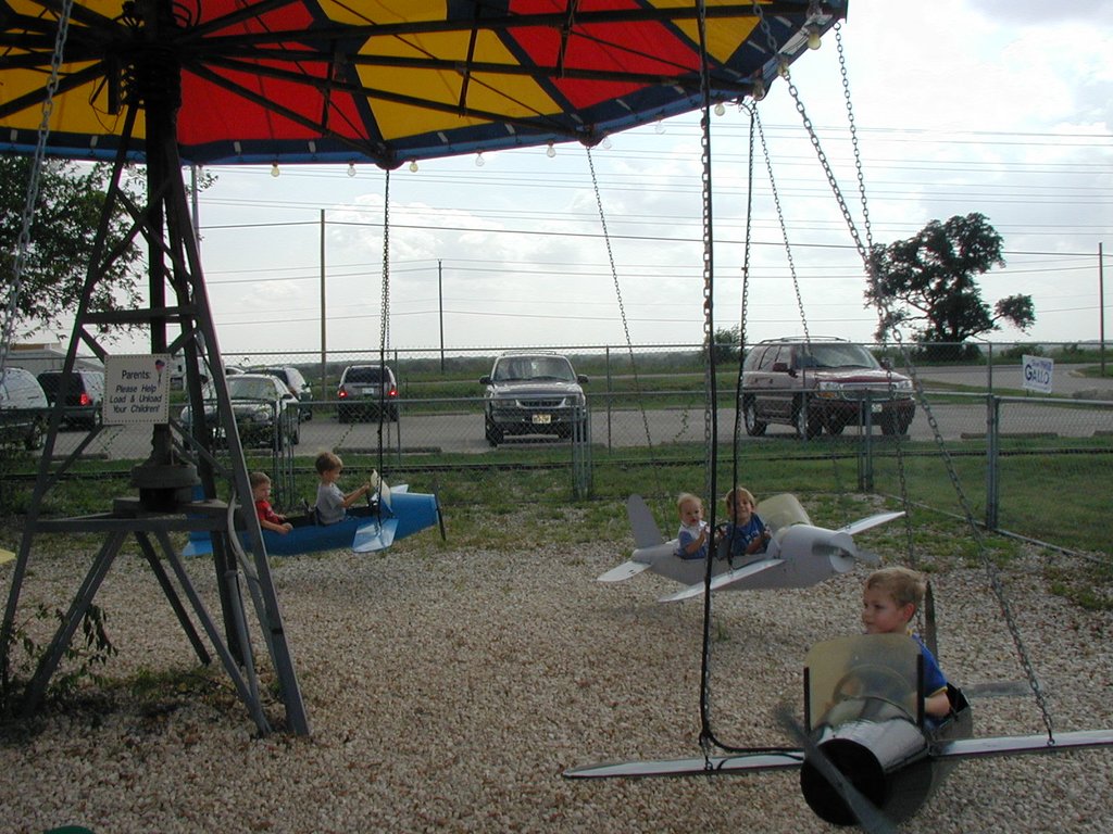 2002/09(September)/Kiddie-Acres/1024x768_2002-09-18-Kiddie-Acres-04-airplanes.JPG