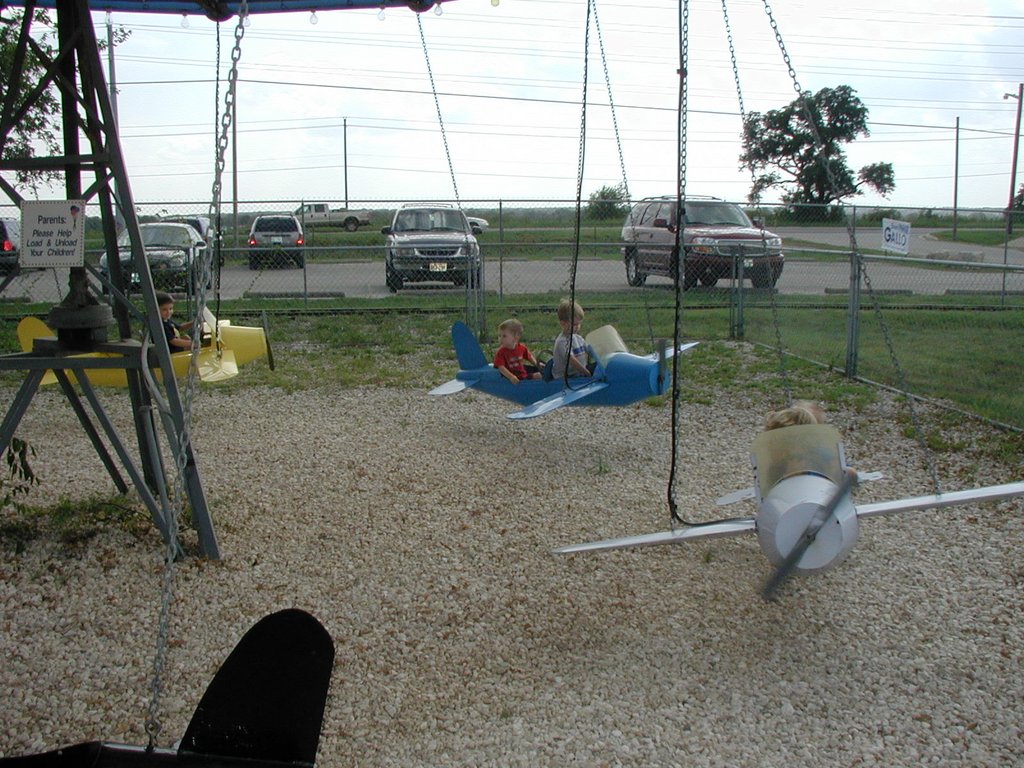 2002/09(September)/Kiddie-Acres/1024x768_2002-09-18-Kiddie-Acres-05-Chance-Dax-airplane.JPG