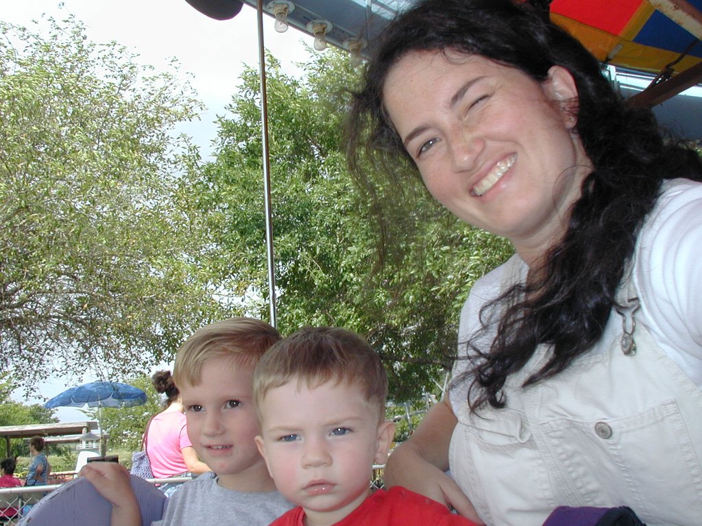 2002/09(September)/Kiddie-Acres/1024x768_2002-09-18-Kiddie-Acres-09-Chance-Dax-Suzi.JPG