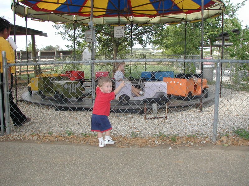 2002/09(September)/Kiddie-Acres/800x600_2002-09-18-Kiddie-Acres-11-Dax-Chance.JPG