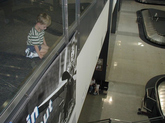2002/09(September)/Marta-visits/640x480_2002-09-01-Marta-leaving-8-Chance-looking-down.JPG