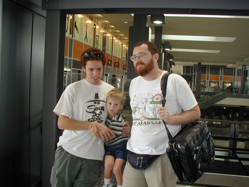 2002/09(September)/Marta-visits/800x600_2002-09-01-Marta-leaving-9-Mark-Chance-James.JPG