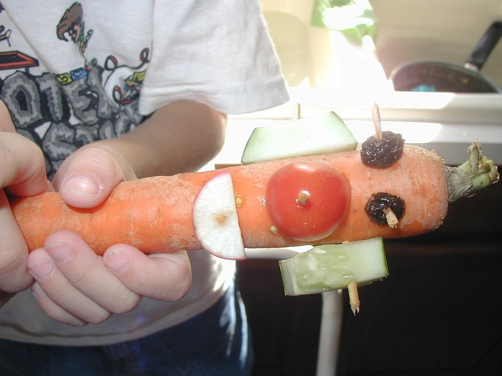 2002/09(September)/Misc/1024x768_2002-09-05-Chance-carrot-fun-2.JPG