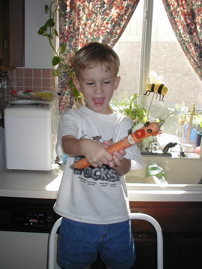 2002/09(September)/Misc/800x600_2002-09-05-Chance-carrot-fun-1.JPG