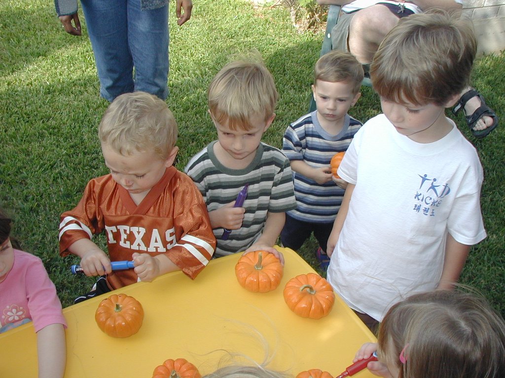 2002/10(October)/Chance-3rd-Birthday/1024x768_2002-10-05-Chance-3rd-Bday-11-coloring-pumpkins-Vale-Dax-Aaron.JPG