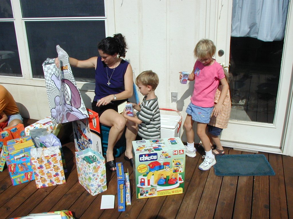 2002-10-05-Chance-3rd-Bday-28-presents.JPG