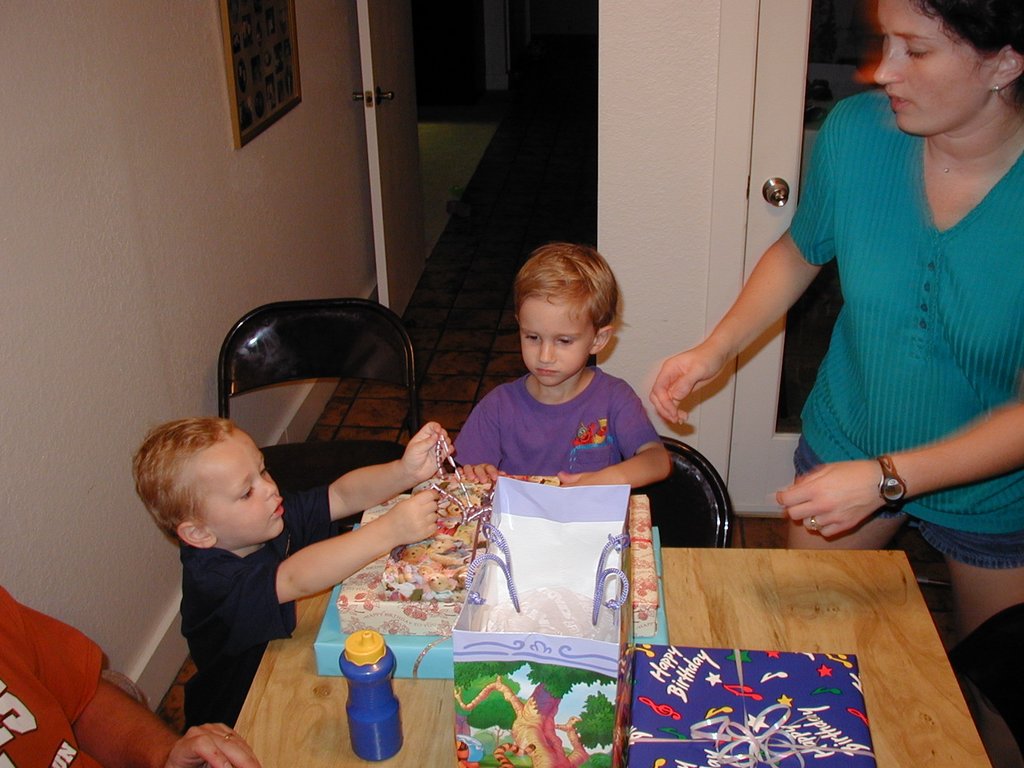 2002/10(October)/Chance-3rd-Birthday/1024x768_2002-10-06-Chance-3rd-Bday-3-Vale-Suzi.JPG