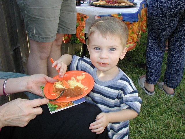 2002/10(October)/Chance-3rd-Birthday/640x480_2002-10-05-Chance-3rd-Bday-19-Dax-cake.JPG