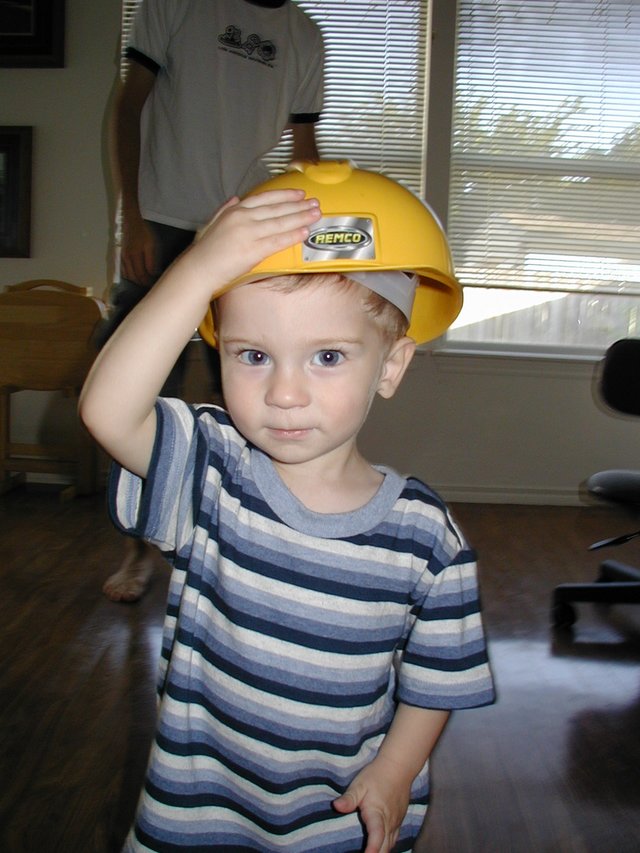 2002-10-05-Chance-3rd-Bday-37-Dax-in-builder-hat.JPG