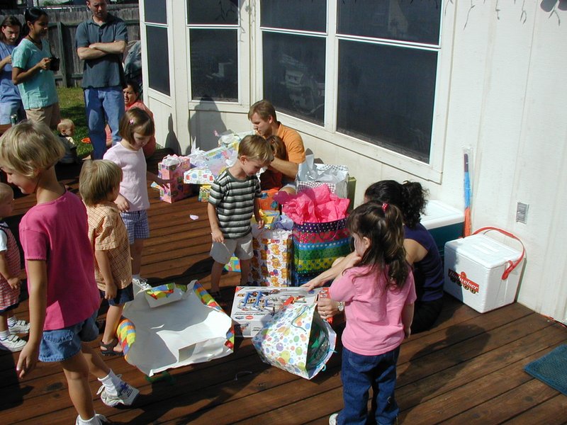 2002/10(October)/Chance-3rd-Birthday/800x600_2002-10-05-Chance-3rd-Bday-26-presents.JPG