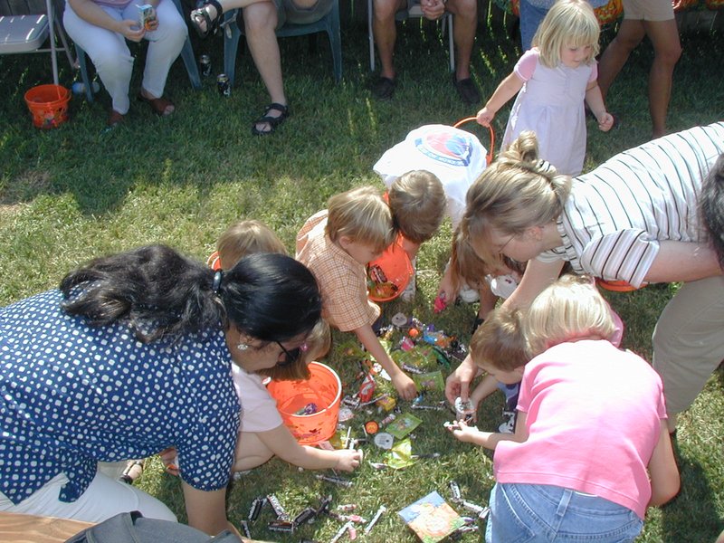 2002/10(October)/Chance-3rd-Birthday/800x600_2002-10-05-Chance-3rd-Bday-33-pinata-busted.JPG