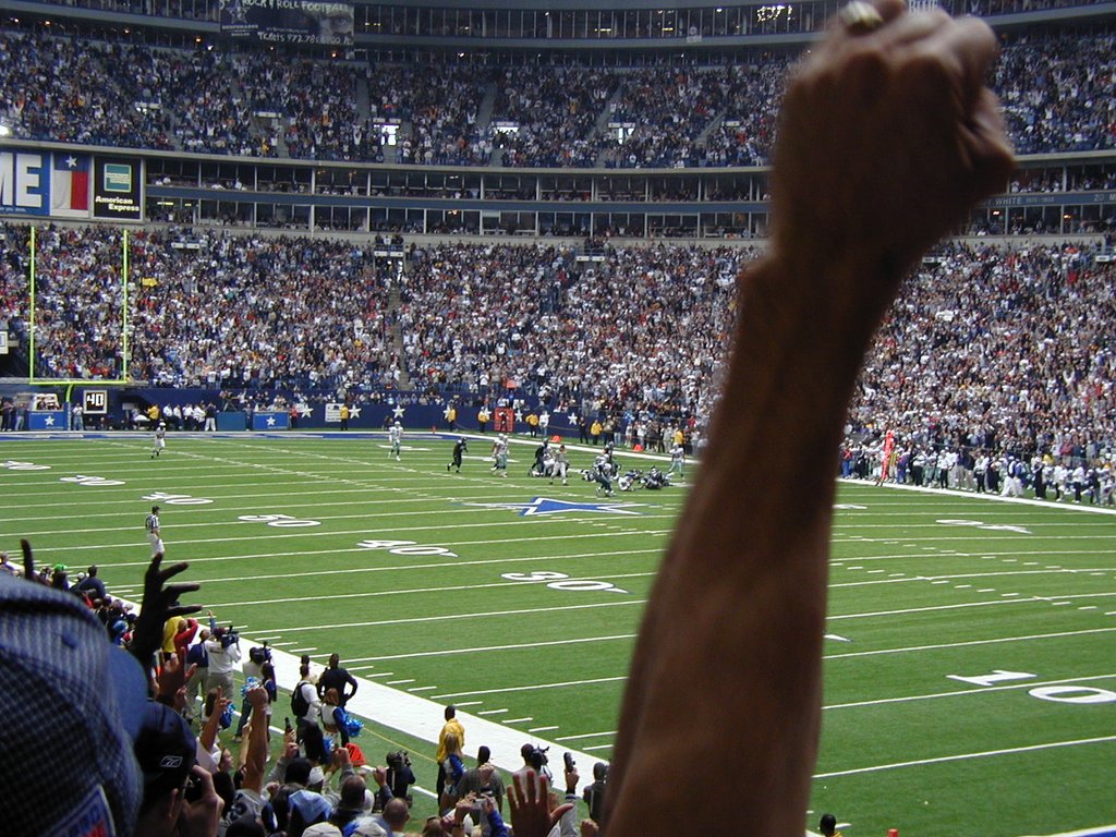 2002/10(October)/Cowboys-Game/1024x768_2002-10-27-Cowboys-vs-Seattle-17-Emmit-breaks-rushing-record.JPG