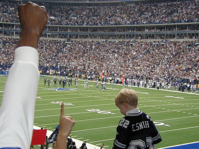2002/10(October)/Cowboys-Game/640x480_2002-10-27-Cowboys-vs-Seattle-19-Emmit-breaks-rushing-record.JPG