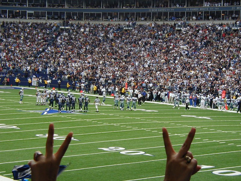 2002/10(October)/Cowboys-Game/800x600_2002-10-27-Cowboys-vs-Seattle-21-Emmit-breaks-rushing-record.JPG