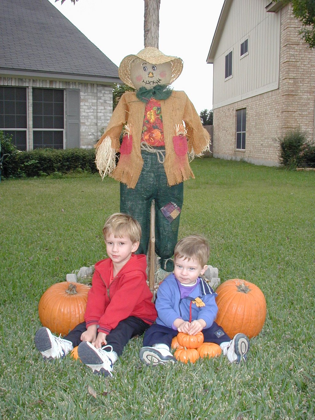 2002/10(October)/Halloween/1024x768_2002-10-31-Halloween-17-Chance-Dax-scarecrow.JPG