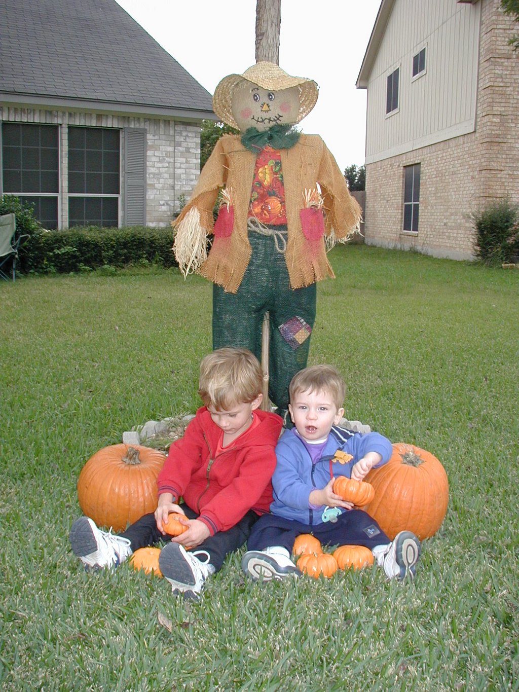 2002/10(October)/Halloween/1024x768_2002-10-31-Halloween-18-Chance-Dax-scarecrow.JPG