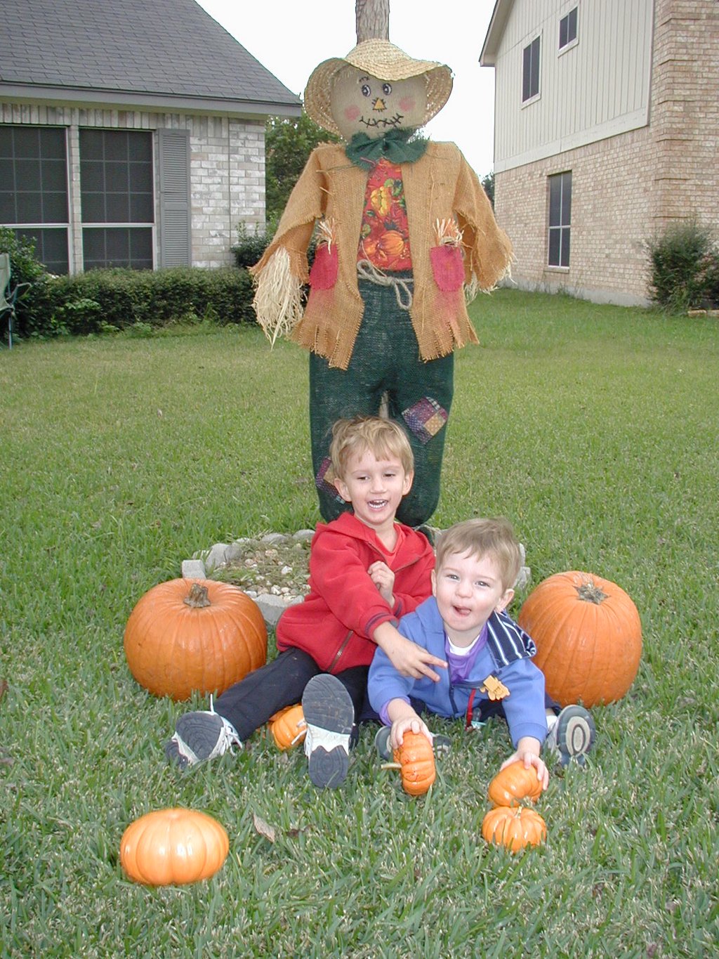 2002/10(October)/Halloween/1024x768_2002-10-31-Halloween-24-Chance-Dax-scarecrow.JPG