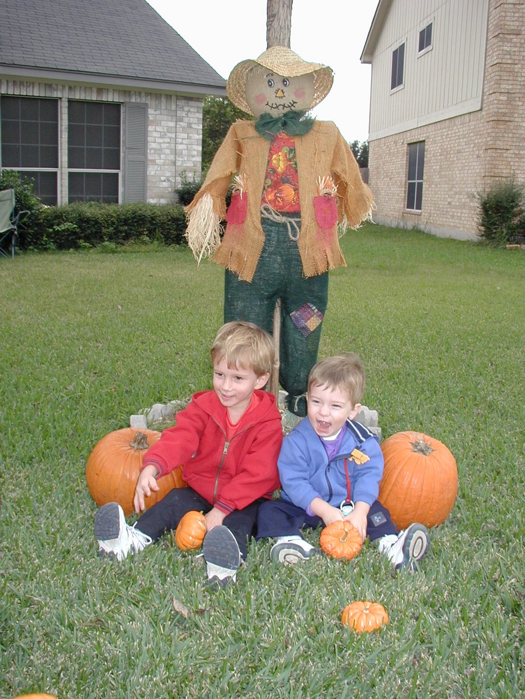 2002/10(October)/Halloween/1024x768_2002-10-31-Halloween-26-Chance-Dax-scarecrow.JPG