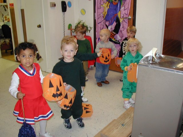 2002/10(October)/Halloween/640x480_2002-10-31-Halloween-09-Vale.JPG