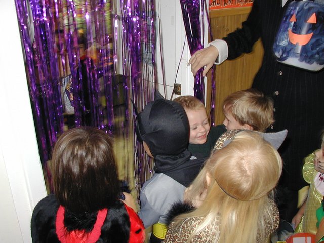 2002/10(October)/Halloween/640x480_2002-10-31-Halloween-14-Vale-Chance.JPG